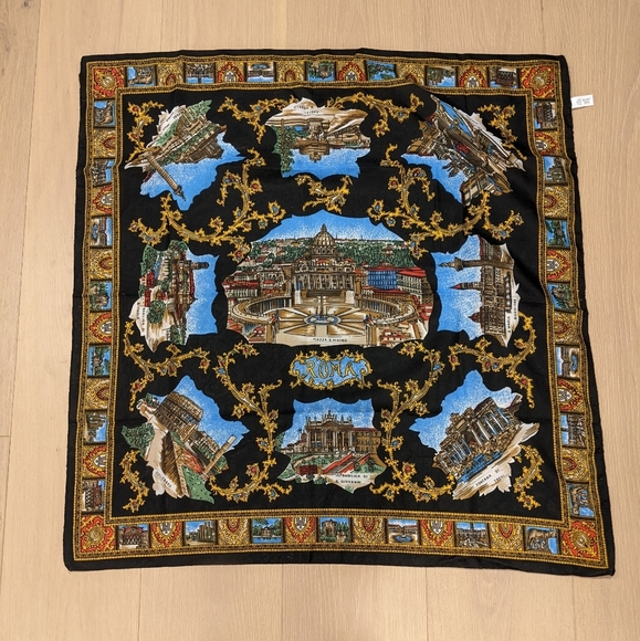 Rome themed scarf - Picture 1 of 8